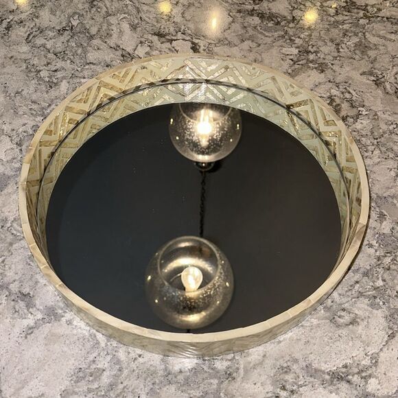 ✨ Round Mirrored Tray - 13.75 Inch Diameter, 2 Inch Height - Picture 3 of 3